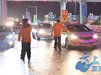 襄阳保康警方雪夜护送滞留车辆3100余台