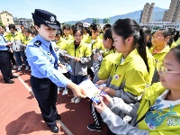 保康民警入校传授防电信诈骗常识