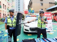 襄阳：“六一”  警察蜀黍带小朋友们这样过……