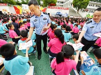 保康县举办“勿忘历史硝烟 强我中华少年”禁毒进校园大型活动