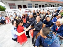 保康警娃走进福利院庆“六一”