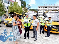 保康警方开展校车“体检”  为学生系好“安全带”