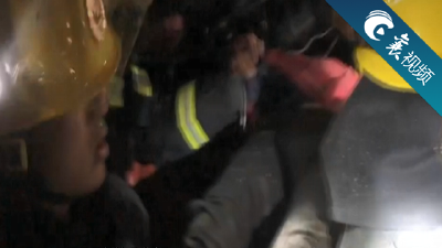【襄视频】司机被困车中 消防火速救援