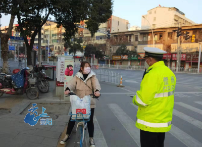 请保护好自己！市民赠送枣阳交警上百个口罩