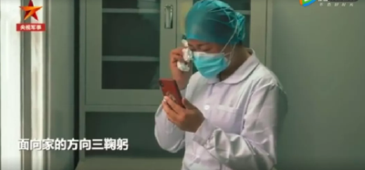 泪崩！母亲过世，她向家的方向三鞠躬……