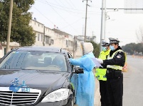 坚守：疫情不退，警察不退。