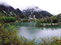 谷城县赵湾盘山“云梯” 飞雪迎春绿映红
