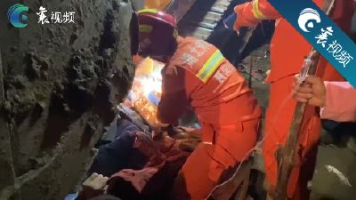 【襄视频】挖掘机侧翻“锁”住驾驶员 ，还好有他们！