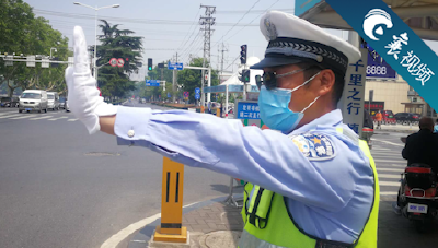 【襄视频】老人遛弯突然晕倒，民警暖心守护