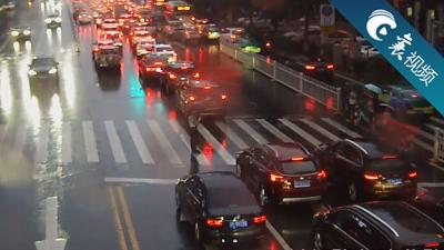 【襄视频】襄阳雨中，一把伞温暖了所有人！