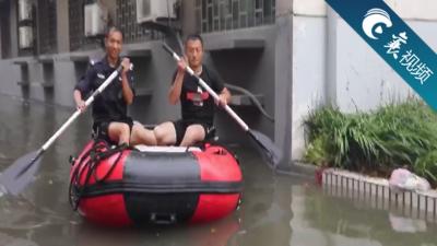 【襄视频】襄阳特警皮划艇积水中营救被困市民！