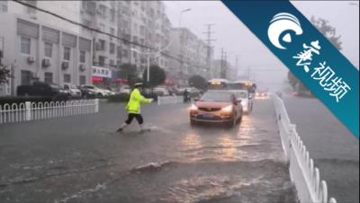 【襄视频】湖北襄阳多地被暴雨袭击  道路积水严重