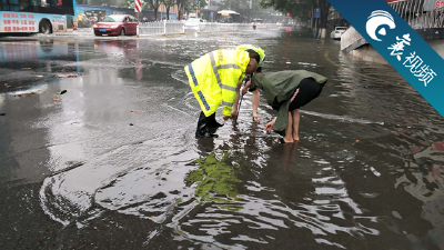 【襄视频】襄阳突降暴雨！他们身影透过雨水闪着光！