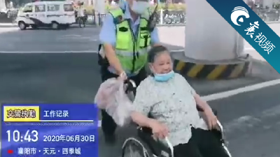 【襄视频】暖心！民警护送轮椅奶奶过马路 