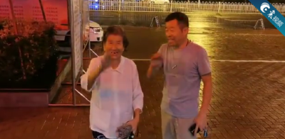 【襄视频】当您老了还有我们！高中生、民警合力助九旬老人回家