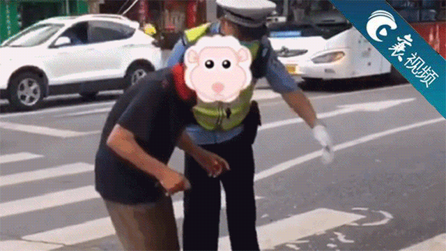 【襄视频】襄阳街头！一位步履蹒跚的老人艰难地过这马路，这时……
