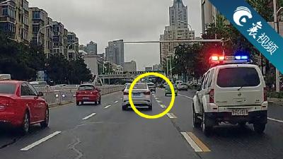 【襄视频】曝光！樊城长虹路上一白色轿车行驶中向车外乱扔垃圾