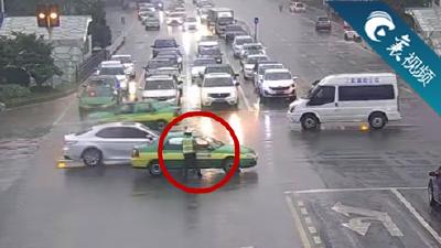 【襄视频】暴雨中，温暖人心的一把伞