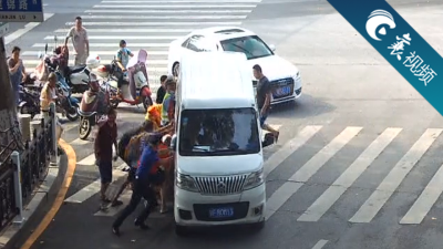 【襄视频】十余人合力抬车，一分钟救出被轧女子！