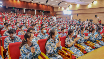 抗疫英雄子女聆听父母的抗疫故事，流着泪说：“长大了要像他们一样”