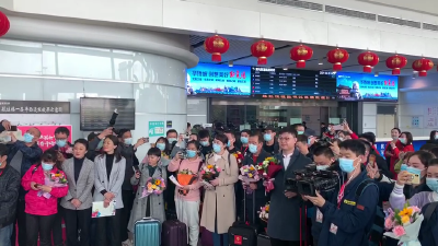 刚刚，从襄阳机场传来的画面！这一幕令人泪目……