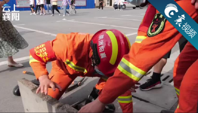 【襄视频】考生身份证掉入下水道，消防员跪地找回  