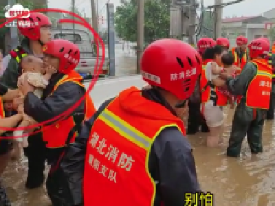赴豫救援 | 亲爱的宝贝，不要害怕，消防员叔叔来啦