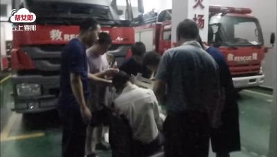 座椅圆孔“紧咬”4岁女童手指 消防妙手“解套”