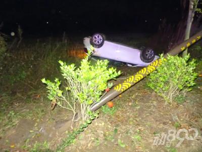 惊险！轿车深夜失控冲出公路......