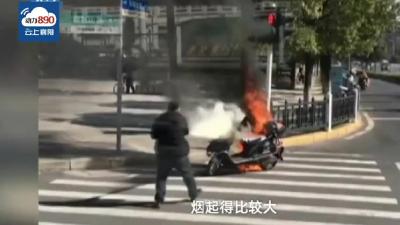 致敬！襄阳公交司机停车救火后反向乘客致歉