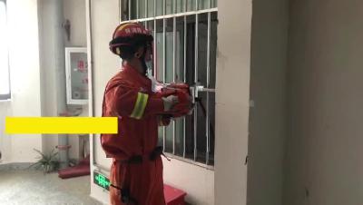 男子出门忘关火，消防员“破窗”开门！