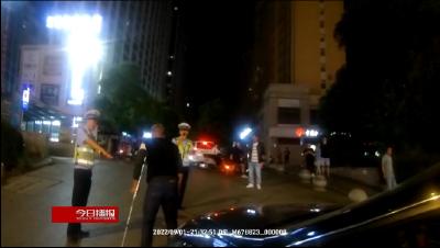 酒驾被查      拄拐奇葩