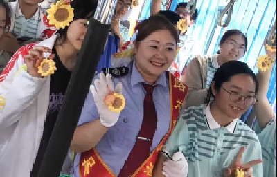 公交司机提前一个月为考生编织向日葵 寓意一举夺魁