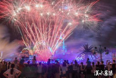 “奇幻烟花光年”烟花秀点燃夜游新热潮