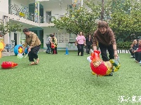 翻花绳、摔四角板、赶小鸡……爷爷奶奶在幼儿园重温孩童的乐趣