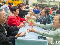 翻花绳、摔四角板、赶小鸡……爷爷奶奶在幼儿园重温孩童的乐趣