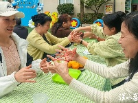 翻花绳、摔四角板、赶小鸡……爷爷奶奶在幼儿园重温孩童的乐趣