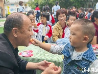 翻花绳、摔四角板、赶小鸡……爷爷奶奶在幼儿园重温孩童的乐趣