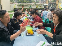 翻花绳、摔四角板、赶小鸡……爷爷奶奶在幼儿园重温孩童的乐趣