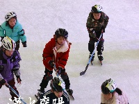 免费滑冰点燃孩子冰雪梦想