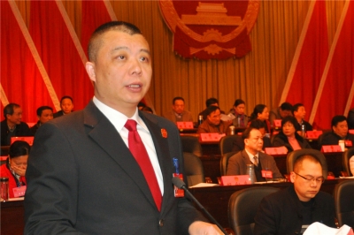赵万平院长向县十七届人民代表大会第一次会议报告工作