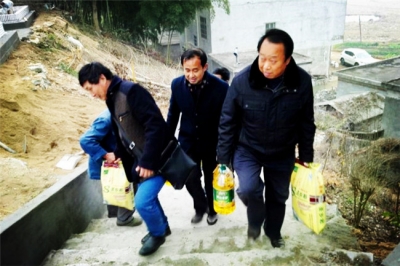  狮子镇中心小学到福利院送温暖