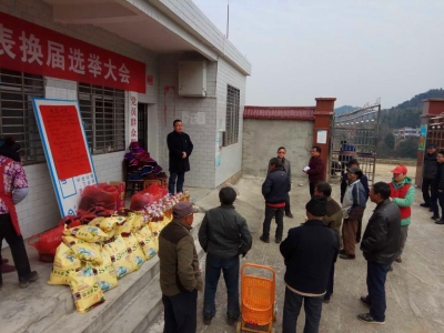 刘河法庭偕爱心人士到驻点村送温暖