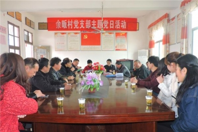 农村公路局到扶贫村开展支部主题党日活动