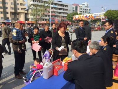 县食药局开展守护食药安全主题宣传活动