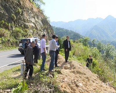 县领导检查督办道路交通安全生命防护工程建设