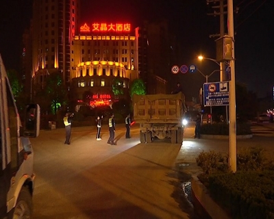      县交警大队 公路局联合打击酒驾和超载行为