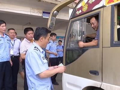 交警开展货车交通违法行为整治