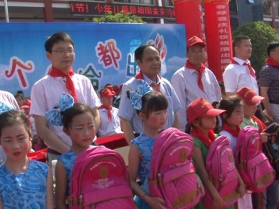 社会各界关爱留守儿童