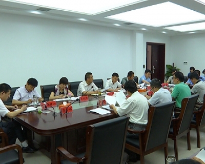 詹才红主持召开2017年度第七次政府常务会